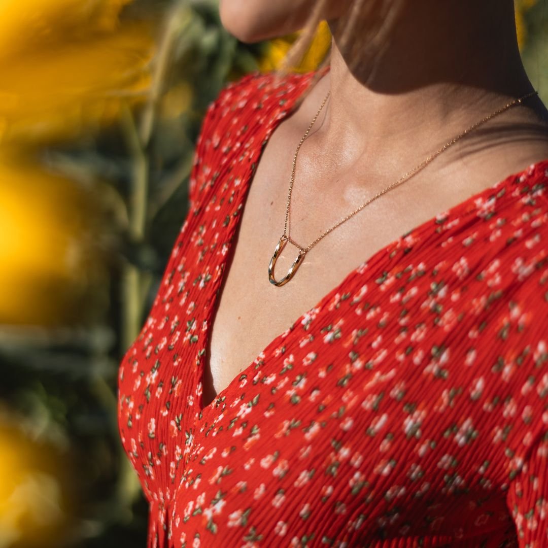 Collier Twist doré porté