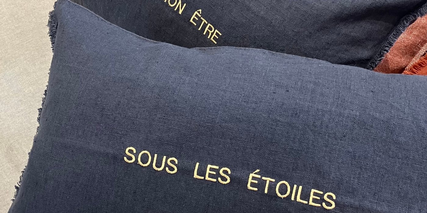 Broderie sur coussins en lin