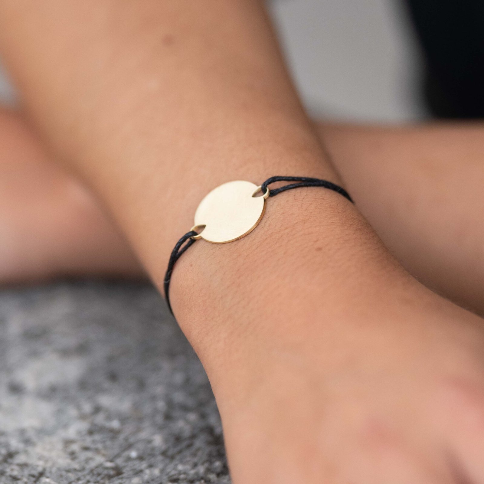 Bracelet médaille à graver en plaqué or porté